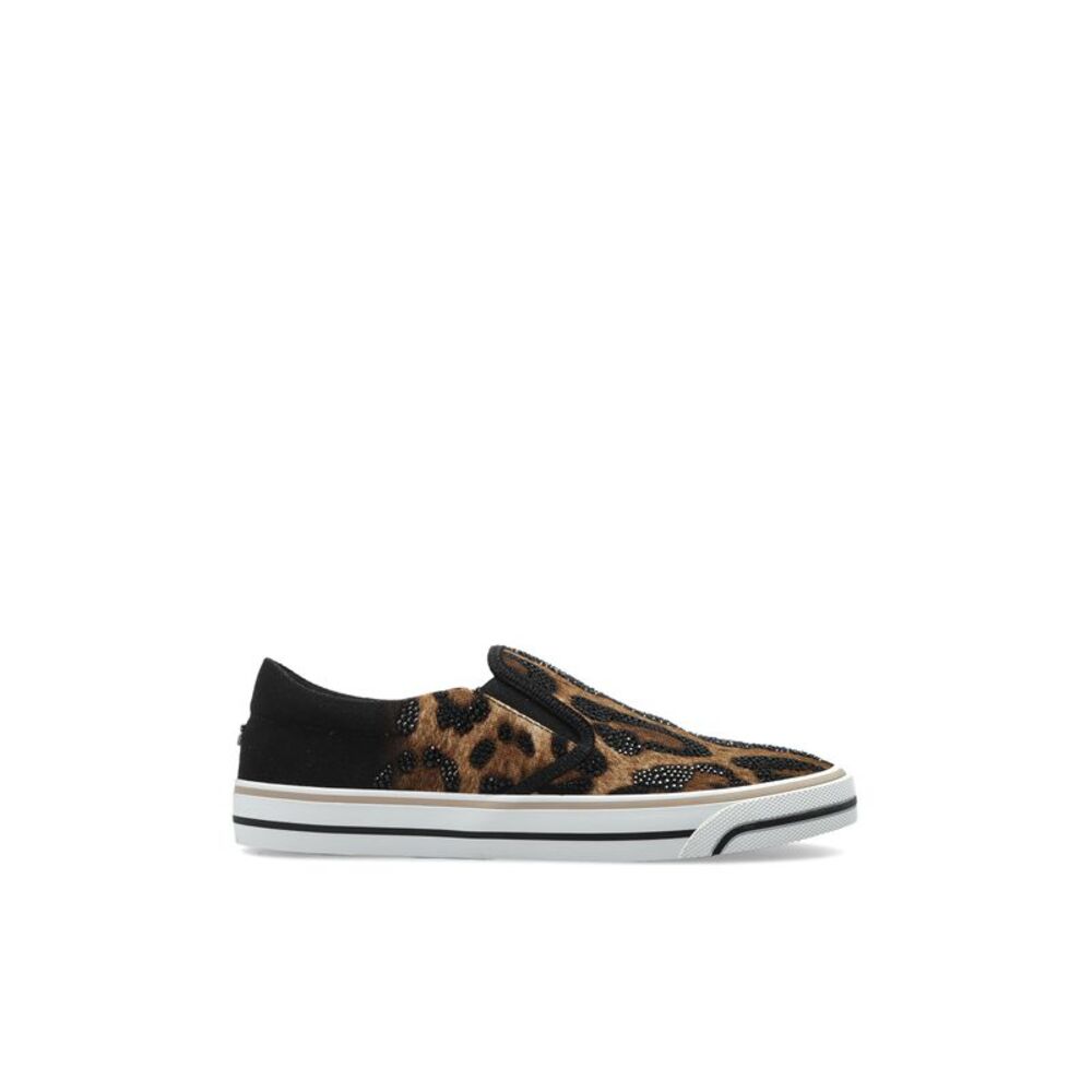 Sports shoes with shimmering appliqués